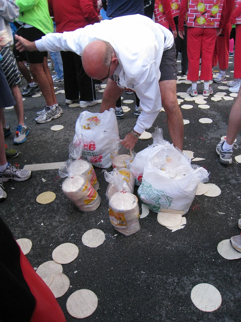 2011 Bay to Breakers Sunday 0200.JPG - I was able to participate in the 2011, 100th anniversary of the San Francisco Bay to Breakers 12K race. A great weekend for sight seeing and racing.